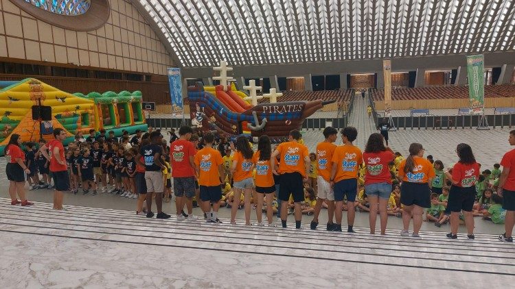 Los niños del centro de verano dentro del Aula Pablo VI.