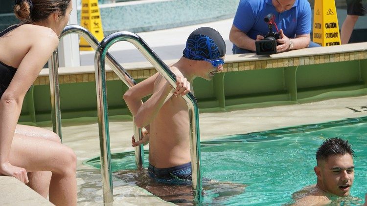 Alessio in piscina con gli altri ospiti