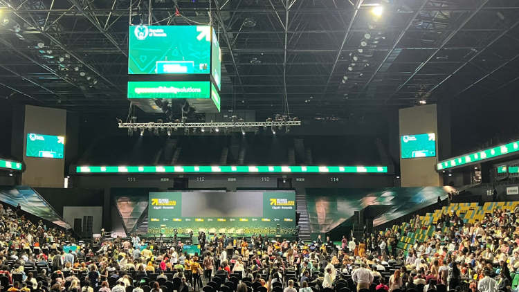 La folla dei presenti all'apertura dei lavori