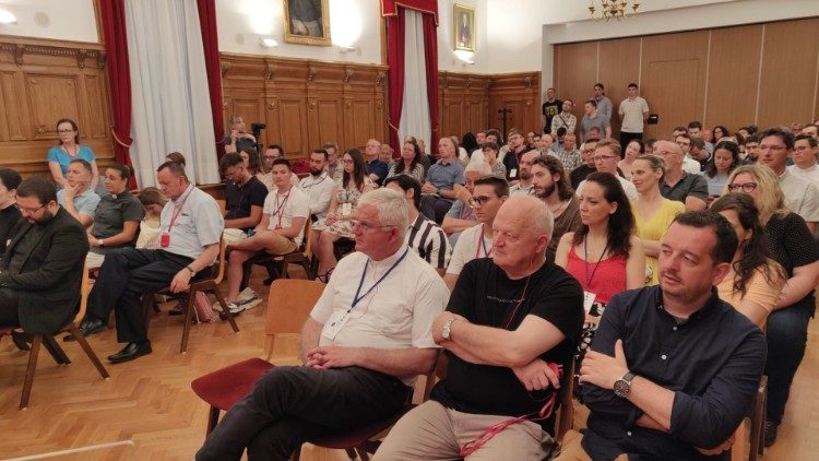 L'arcivescovo Uzinić (al centro, in prima fila) tra i pubblico della tavola rotonda, tenuta in arcivescovado a Rijeka, degli Incontri Teologici del Mediterraneo 2023