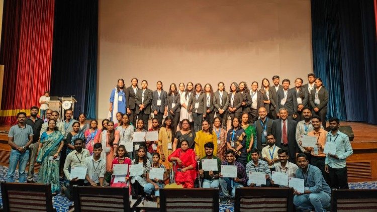 A group photo of the students and volunteers