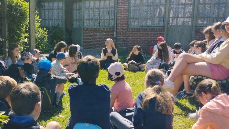 La suora con alcuni ragazzi