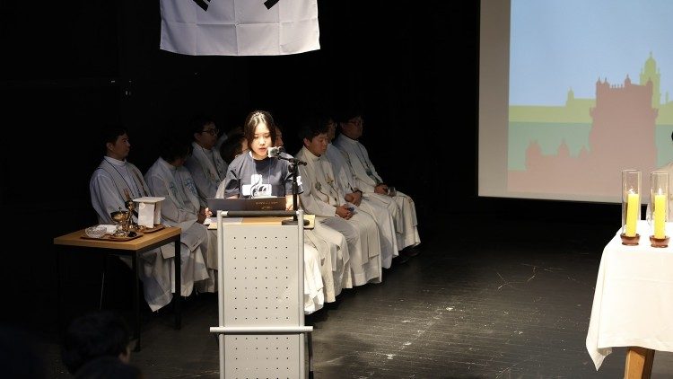 Una giovane lettrice durante la Messa