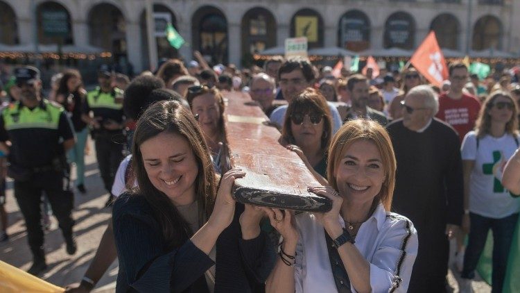 Young people carrying the Pilgtim Cross of the WYD