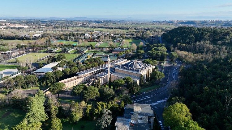Una veduta aerea della Grande Moschea di Roma sul cui tetto si sta procedendo all’istallazione di pannelli solari