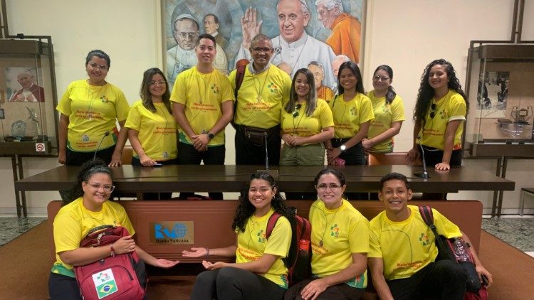 I giovani di Belem con il vescovo de Assis Ribeiro (in piedi al centro), in visita a Palazzo Pio, sede dei media vaticani