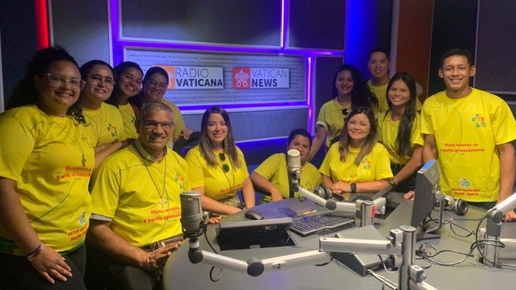 I giovani dell'arcidiocesi di Belem in uno studio di Palazzo Pio. il vescovo Antonio de Assis Ribeiro è il primo seduto da sinistra