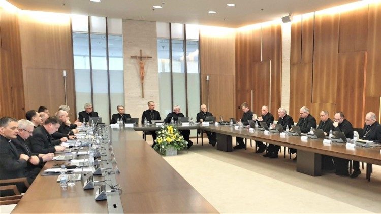 Zagabria, la riunione plenaria della Conferenza episcopale croata del 18 aprile, dedicata alle linee guida per la tutela dei minori. L'arcivescovo Mate Uzinic è alla sinistra del presidente della Hbk Drazen Kutlesa, nuovo arcivescovo di Zagabria