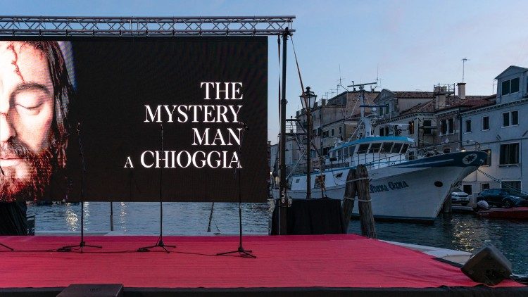 Il palco dell'inaugurazione della mostra