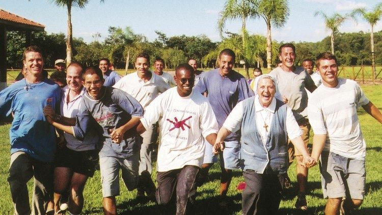 Madre Elvira con i suoi ragazzi