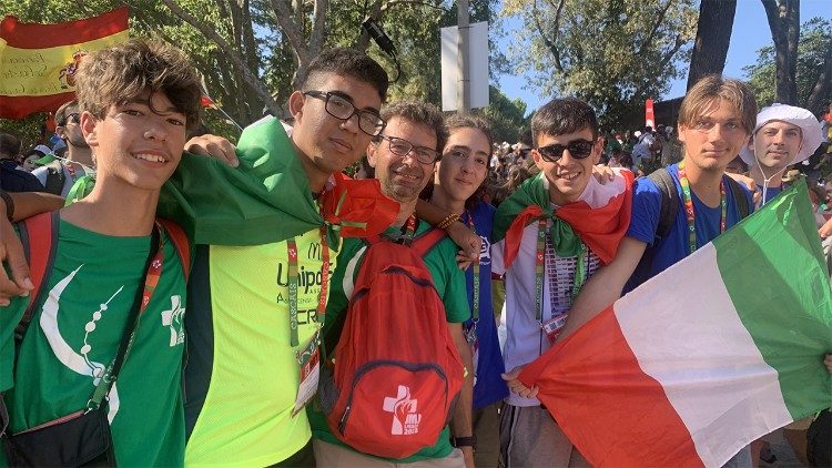 Corrado (al centro con lo zainetto rosso) e i suoi giovani di Lucca