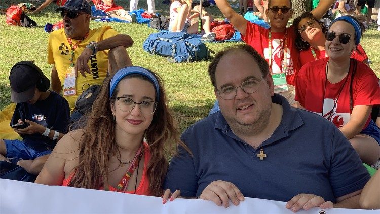 Roberta, 21 anni, studentessa di Lingue e animatrice di Acireale (Catania), con il suo parroco