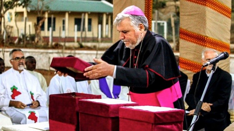 Bishop Diamantino Guapo Antunes of Tete with the dossiers