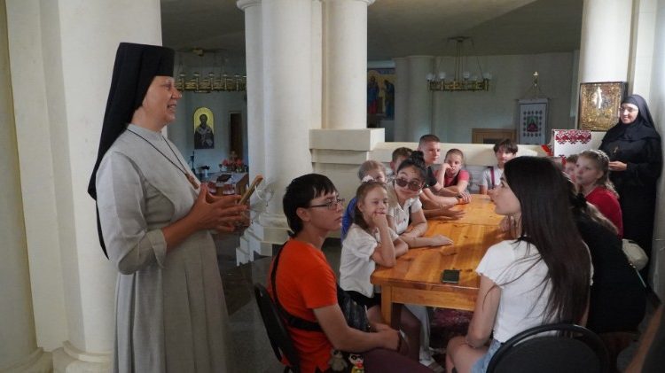 Kharkiv: suor Oleksia e alcuni bambini.