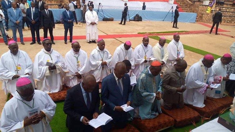 Bishops and country’s President renew consecration to the BVM.