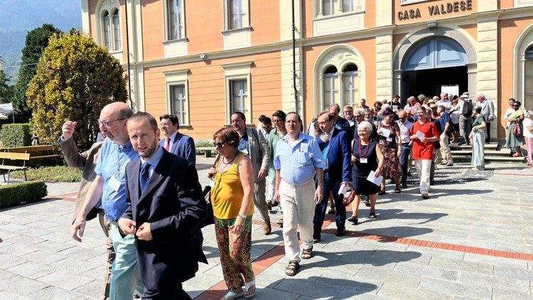 I partecipanti al Sinodo Metodista-Valdese in corso a Torre Pellice (TO)