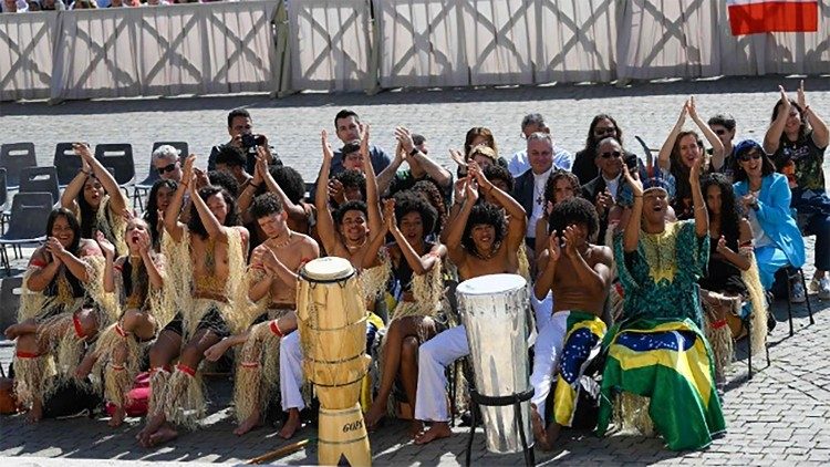 La delegazione brasiliana a Piazza San Pietro, prima dell’incontro con il Papa