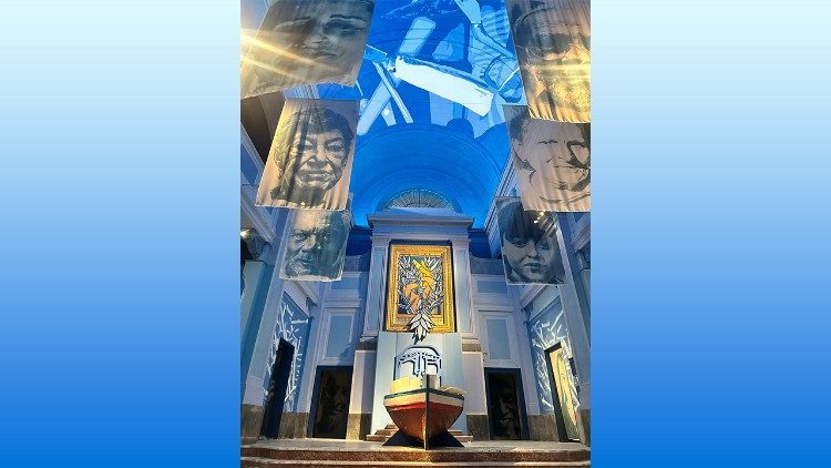 L'interno con l'altare della chiesa di Santa Maria Maddalena ai Cristallini