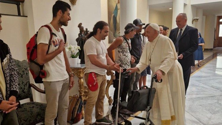 Il Papa saluta i ragazzi del Dormitorio prima di partire per la Mongolia