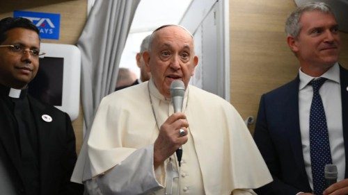 Il Papa ai giornalisti in volo: ci farà bene capire il grande silenzio della Mongolia