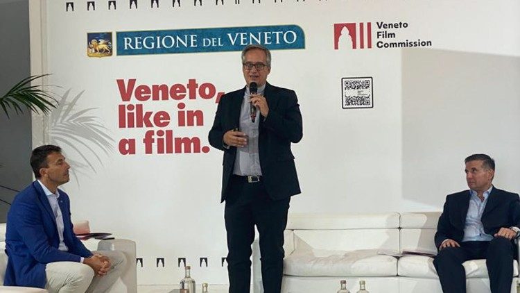Un momento dell'intervento di don Dario Viganò