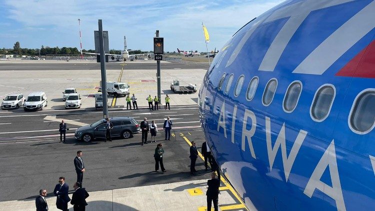L'arrivo a Fiumicino del volo papale