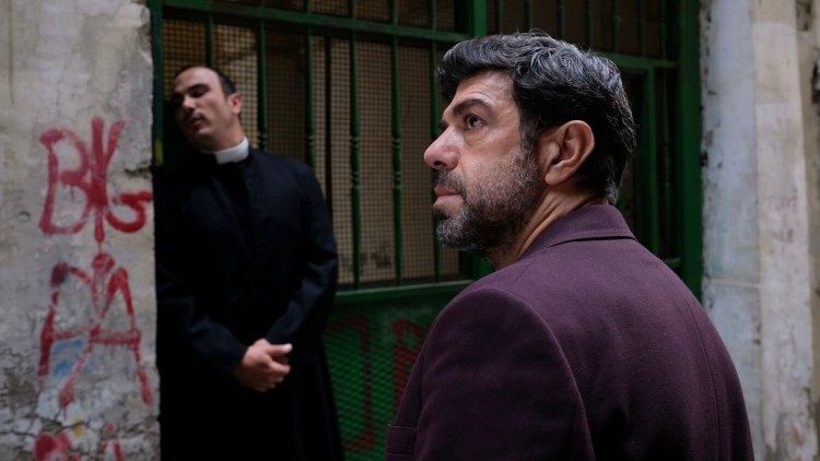 Una scena del film "Nostalgia" con Pierfrancesco Favino (Felice) e a sinistra Francesco di Leva (don Luigi) 