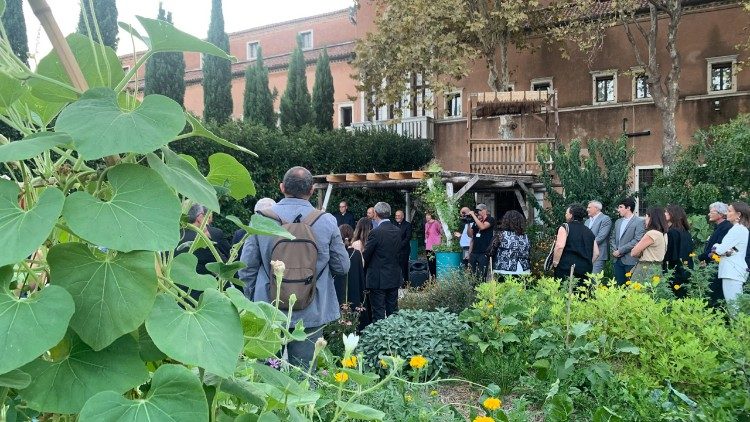 L' acccoglienza dell'evento "Amicizia sociale: incontrarsi nel giardino", nell'orto-giardino del Padiglione della Santa Sede alla 18.ma Mostra Internazionale di Architettura della Biennale di Venezia