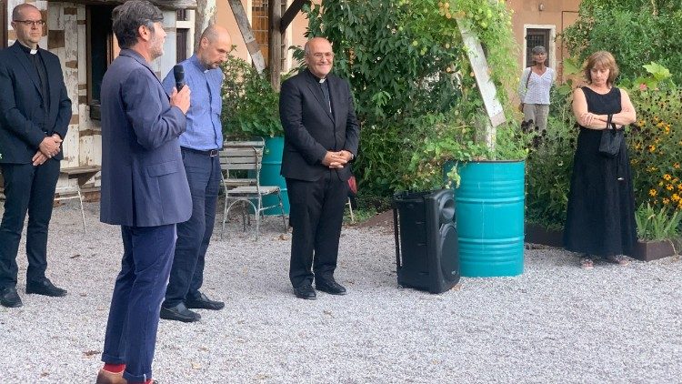 Il curatore del Padiglione, Roberto Cremascoli, accoglie i partecipanti all'incontro nell'orto-giradino
