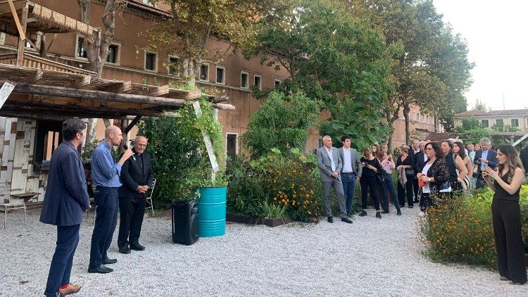 Un momento dell'incontro nel giardino del Padiglione della Santa Sede