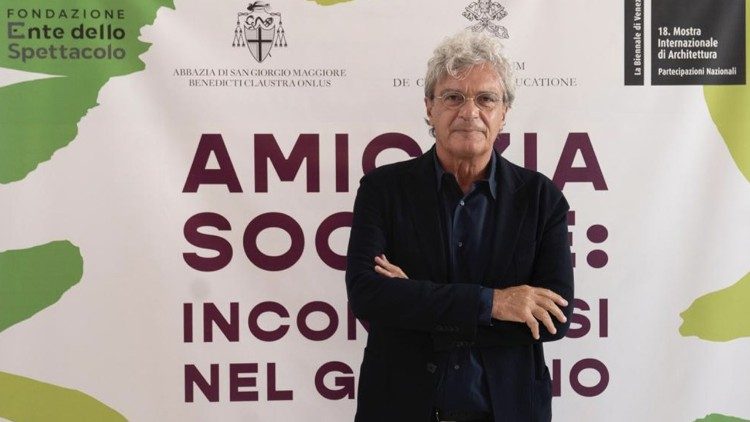 Il regista Mario Martone prima dell'incontro