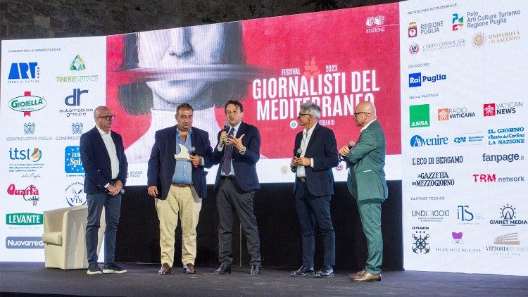 Il sindaco di Otranto, Francesco Bruni, saluta il pubblico durante la serata finale della XV edizione del Festival dei giornalisti del Mediterraneo