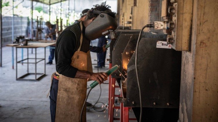 2023.09.11 Gsf migranti Etiopia Addis Abeba Mekkanissa corso saldatura padri salesiani  giovane lavoro