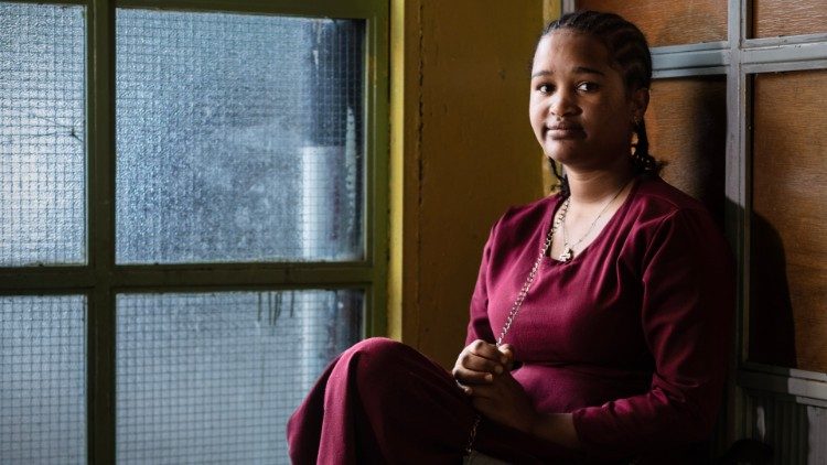 Sememu Hibistu, migrante interna dal nord Ovest della capitale, seconda protagonista del nostro video, ha trovato un alloggio insieme ad altre lavoratrici vicino all’azienda dove lavora. Ha perso una gamba per un’infezione quando aveva solo 11 anni. Foto Giovanni Culmone / Gsf