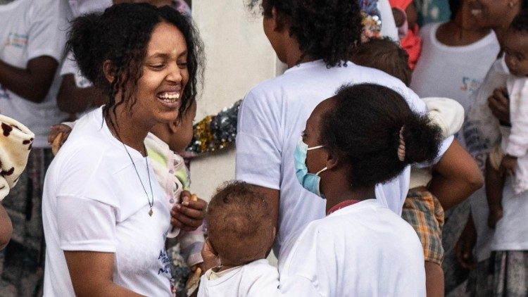 Derartu Karle (a sinistra), migrante interna dal sud ovest dell'Etiopia, la prima voce del video, laureata in gestione del turismo e ragazza-madre, dopo gli studi di informatica grazie al progetto Gsf, lavora come codificatrice di dati in una scuola di bellezza. Foto Giovanni Culmone / Gsf