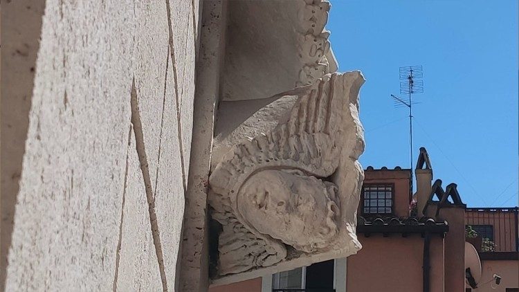 Particolare di una decorazione nel cornicione del Palazzo