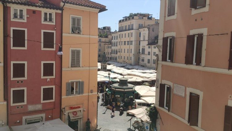 Campo dei Fiori dal balcone che il cardinale aveva voluto per omaggiare il passaggio del Papa