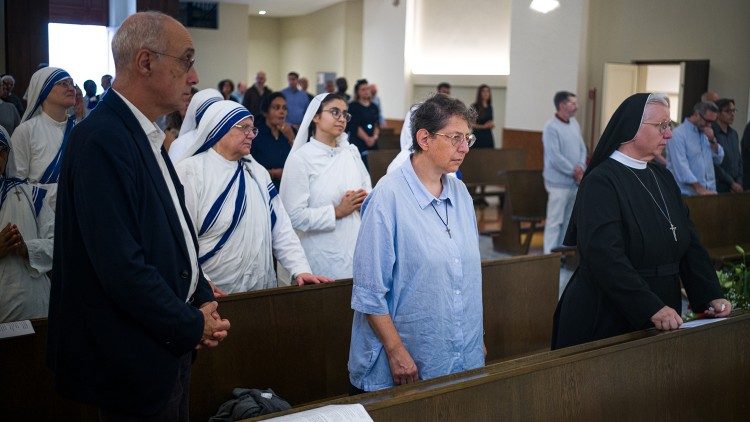 La gente al funerale del clochard