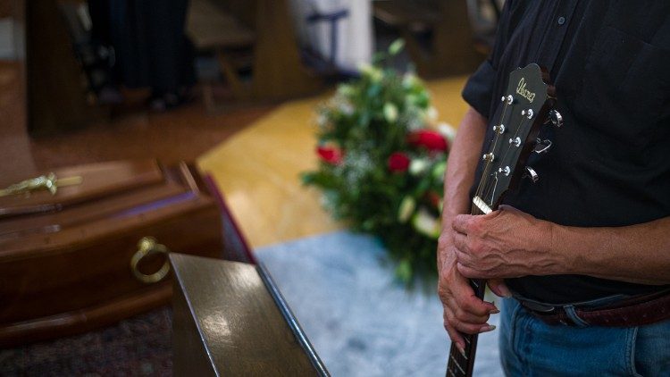 Fiori e candele per Mirko