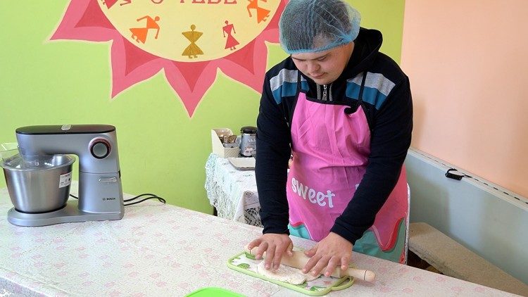 Mykyta al lavoro nel laboratorio