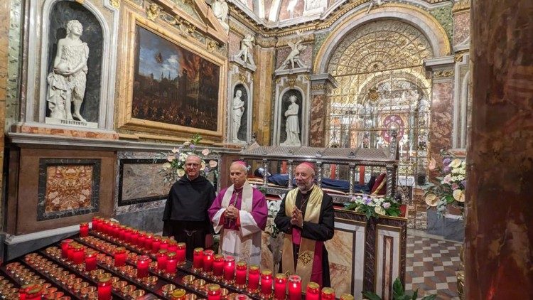 Monsignor Robert Prevost con il priore della Provincia agostiniana d'Italia, padre Giustino Casciano (a sinistra) e il vescovo di Macerata monsignor Nazzareno Marconi