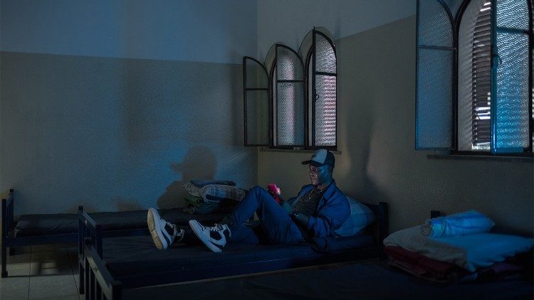 In the Casa del Migrante of the Scalabrinian religious of São Paulo, Roman Ebimene has a clean bed, a bathroom, food, Portuguese lessons and legal and psychological assistance (Photo copyright: Giovanni Culmone/Global Solidarity Fund).