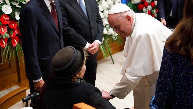 Il conforto di Francesco alla vedova del presidente emerito Napolitano, signora Clio