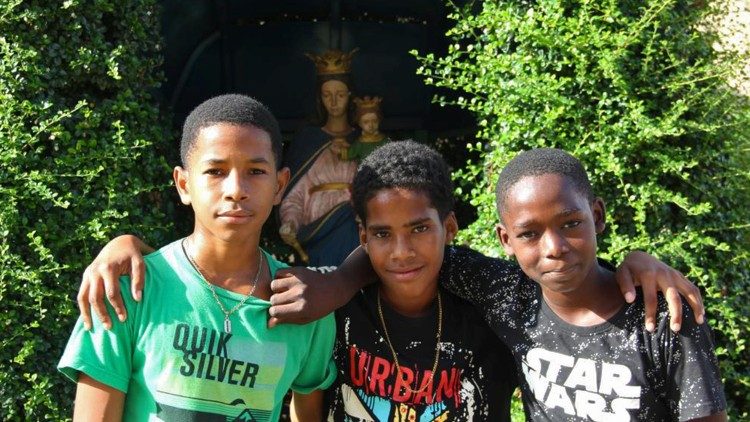 I bambini aiutati dai salesiani