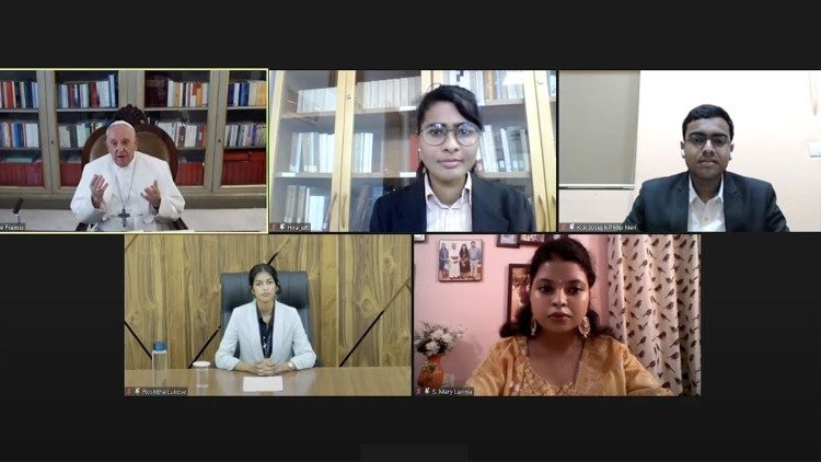 Il gruppo dei tre studenti che dialogano con il Papa su educazione e fondamentalismo