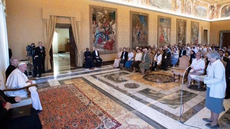 Religious sisters and Pope Francis, photo from UISG web