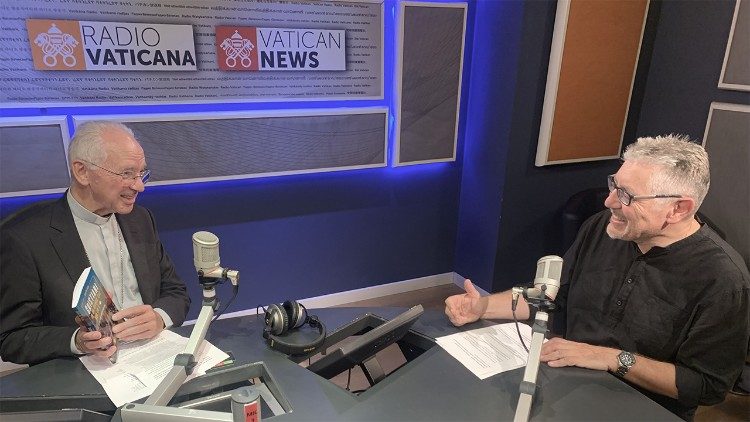 Un momento dell'intervista al cardinal De Kesel