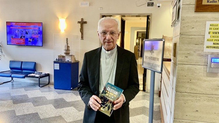  Il cardinale De Kesel all'ingresso di Palazzo Pio, sede di Radio Vaticana - Vatican News