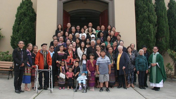 Membri della comunità Kmhmu', alcuni in abiti tradizionali, davanti alla chiesa di Saint David of Wales (foto di Charlotte Hall)