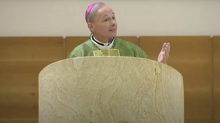 Monsignor Raymond Poisson durante la Messa a Sacrofano